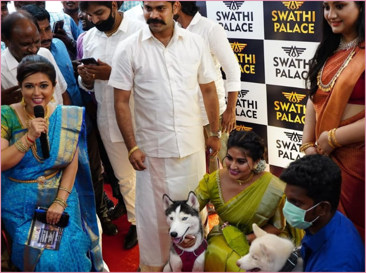 EmceeMonisha-SwathiPalace Launch (2)